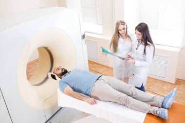 Hastanede MRI taraması yapılan mutlu bir hasta..