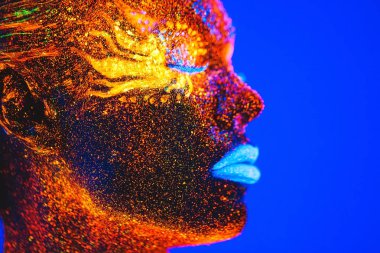 Floresan toz boyalı bir kız portresi.