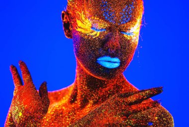 Floresan toz boyalı bir kız portresi.