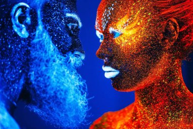 Kavram. Ultraviyole tozuyla boyanmış sakallı bir erkek ve kadının portresi.