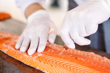 eller erkek kesme çiğ somon fileto masa üzerinde