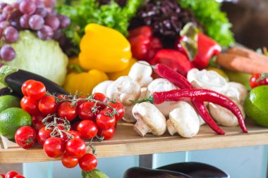 öbek üzerinde tablo taze olgun sebze 