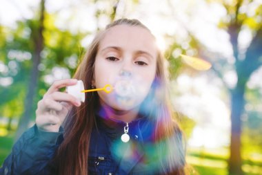 sabun köpüğü ile kız oyun.