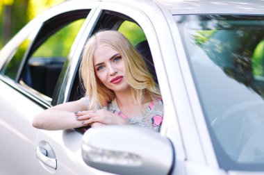 Genç bir kız araba kullanıyor..