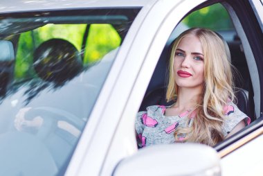Genç bir kız araba kullanıyor..