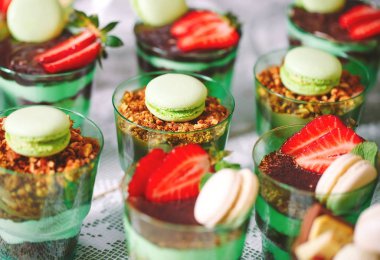 macaroons masada tatlılar plastik bardaklarda süslenmiş