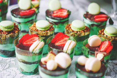 macaroons masada tatlılar plastik bardaklarda süslenmiş