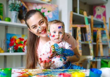 Anne ve kızı boya çizim okulda tuval üzerine.