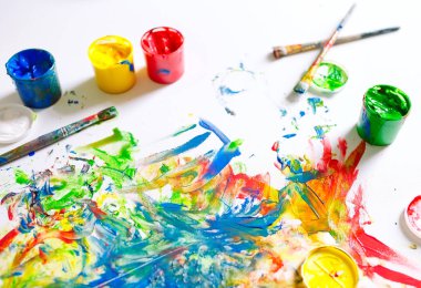 Tuval renkli renklerle boyanmıştır.