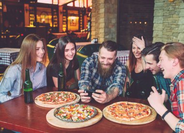 Cep telefonu selfie fotoğraf grubu arkadaşlar kullanın
