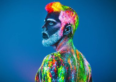 Kavram. Sakallı bir adam portresi. Adam ultraviyole toz boyalı.