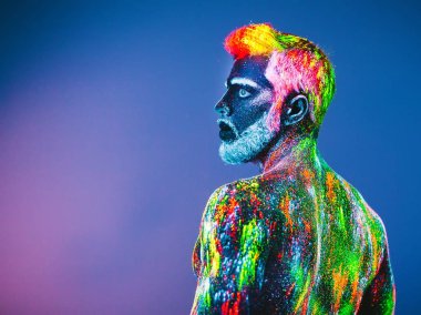 Kavram. Berber dükkanında sakallı bir adam. Berber dükkanında şık bir sakallı adam kesilmiş. Adam ultraviyole tozu ile dekore edilmiştir.