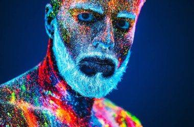 Kavram. Sakallı bir adam portresi. Adam ultraviyole toz boyalı.