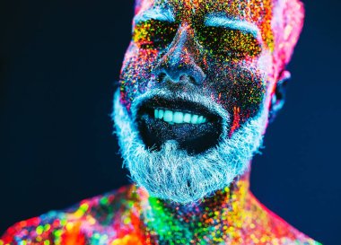 Kavram. Berber dükkanında sakallı bir adam. Berber dükkanında şık bir sakallı adam kesilmiş. Adam ultraviyole tozu ile dekore edilmiştir.