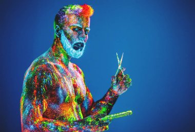 Kavram. Berber dükkanında sakallı bir adam. Berber dükkanında şık bir sakallı adam kesilmiş. Adam ultraviyole tozu ile dekore edilmiştir.