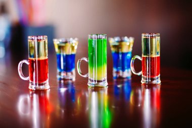 Alkollü şort. Çok renkli kokteyller yakın çekim.