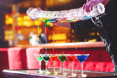 Barmen show. Barmen alkollü kokteyller dökülen.