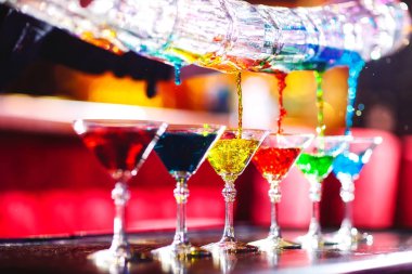 Barmen show. Barmen alkollü kokteyller dökülen.