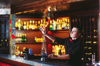 Barmen sıcak kokteyl yapar.