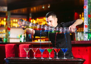 Barmen show. Barmen alkollü kokteyller dökülen.