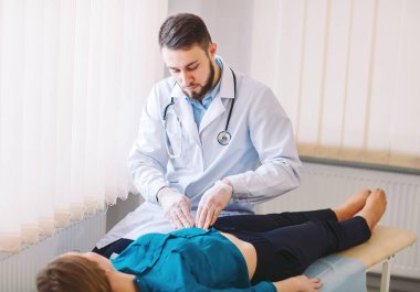 Doktor hastayı muayene eder..