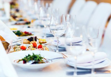 Restoranda çok güzel servis edilen bir masa.