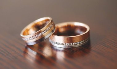 Altın alyans yakın çekim.