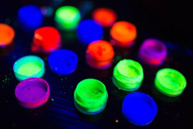 Çok renkli Uv toz kaplarda.