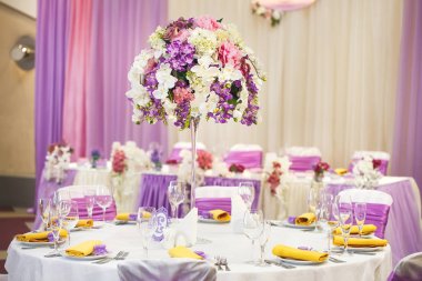 Düğün için hazırlanmış bir masa ya da başka bir akşam yemeği.. 