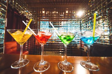 Barda çok renkli kokteyller..