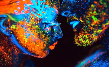 Bir çift aşık flüoresan toz boyalı portresi.