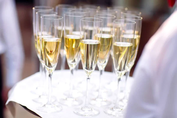 Gläser Mit Champagner Auf Einem Tablett Treffen Mit Den Gästen — Stockfoto