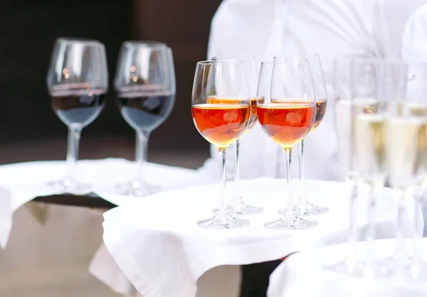 Camareros Saludan Los Huéspedes Con Bebidas Alcohólicas Champán Vino Tinto —  Fotos de Stock