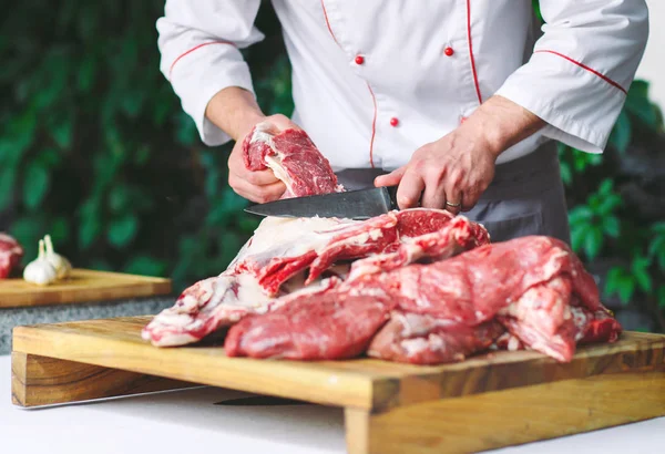 Erkek Aşçı Kesme Çiğ Bir Restoranda Bıçakla — Stok fotoğraf