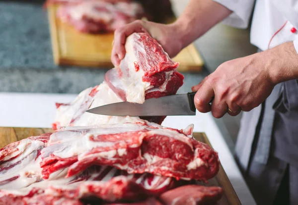 Erkek Aşçı Kesme Çiğ Bir Restoranda Bıçakla — Stok fotoğraf