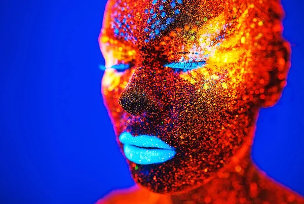 Retrato Una Niña Pintada Polvo Fluorescente — Foto de Stock