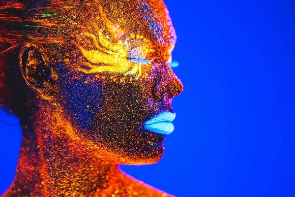 Retrato Una Niña Pintada Polvo Fluorescente — Foto de Stock