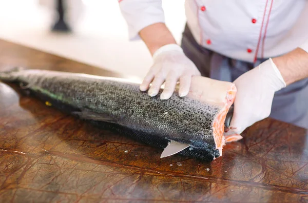 Mãos Chef Cortando Salmão Cru Inteiro Cozinha — Fotografia de Stock