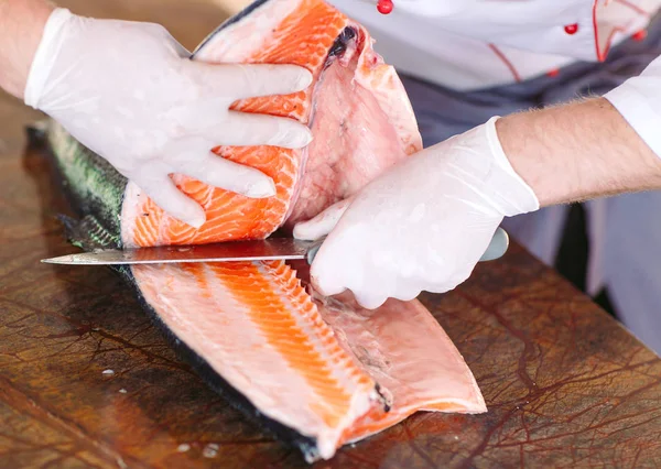 Hands Male Cutting Raw Salmon Fillets Tabletop — Stock Photo, Image