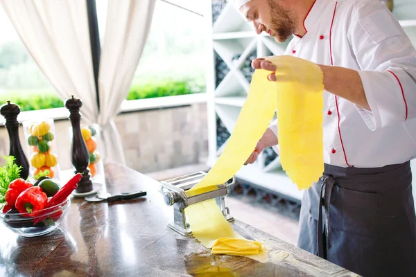 Chef Prepara Pasta Visitatori — Foto Stock