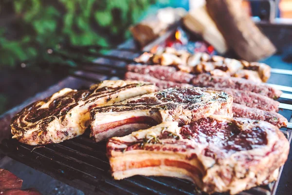 Grandes Pedaços Carne Conserva Uma Grade Restaurante Carnes Grelhadas Mistas — Fotografia de Stock