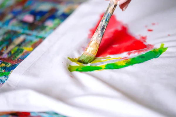 Dibujo Ropa Chica Dibuja Una Camiseta Blanca — Foto de Stock