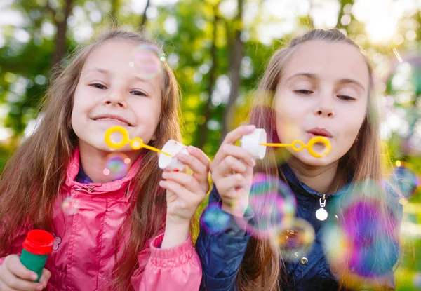 Дівчата Грають Мильними Бульбашками — стокове фото