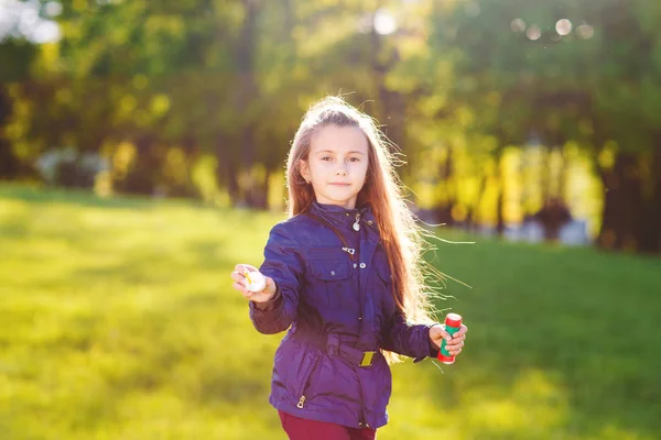 Дівчина Грає Мильними Бульбашками — стокове фото