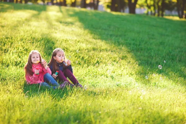 Las Niñas Juegan Con Burbujas Jabón — Foto de Stock