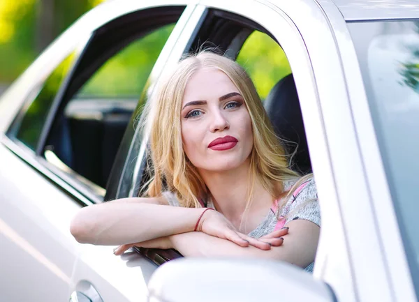 Una Joven Está Conduciendo Coche — Foto de Stock