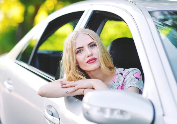 Una Joven Está Conduciendo Coche — Foto de Stock