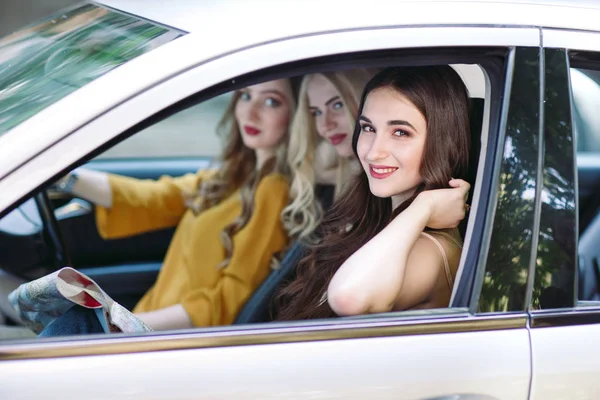 Три Молодые Девушки Путешествуют Машине — стоковое фото