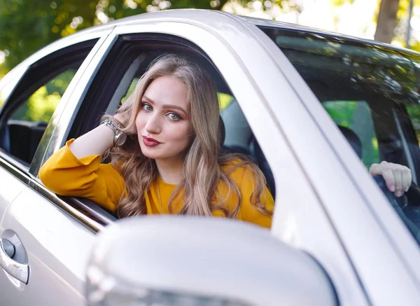 Una Joven Está Conduciendo Coche — Foto de Stock