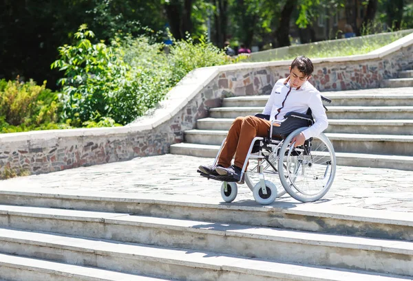 Jovem Uma Cadeira Rodas Que Não Pode Descer Escadas — Fotografia de Stock
